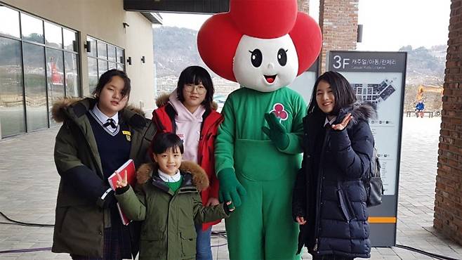 사랑의 열매 행사에 드림하이의 대표로 참여한 조은수, 김영서, 백승진, 백승재