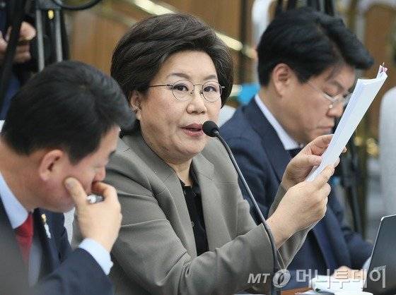 이혜훈 바른정당 의원이 9일 서울 여의도 국회에서 열린 박근혜 정부의 최순실 등 민간인에 의한 국정농단 의혹사건 진상규명을 위한 국정조사 특별위원회 청문회에서 질의를 하고 있다. 2017.1.9/뉴스1  <저작권자 © 뉴스1코리아, 무단전재 및 재배포 금지>