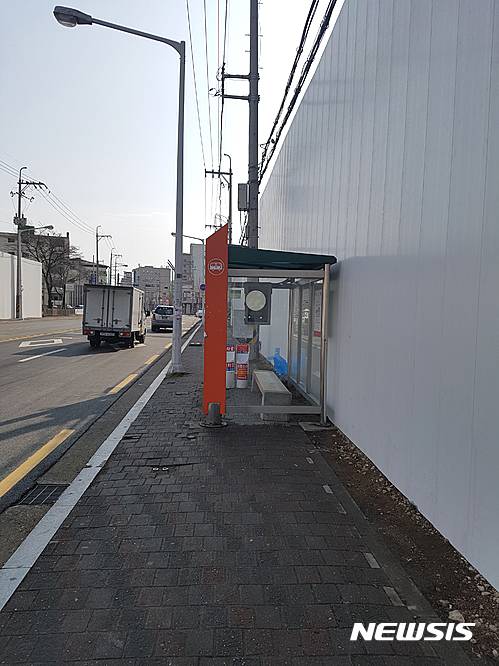 【포항=뉴시스】강진구 기자 = SK건설이 경북 포항시 두호주공1차 주택재건축사업을 추진하면서 안전시설을 제대로 설치하지 않아 주민들이 불편을 겪고 있다.차단막을 버스정류장과 바짝 붙혀 시민들이 차도를 통행하는 가 하면 휀스를 설치하면서 안전표시판이나 안전등 같은 보호시설을 전혀 설치하지 않아 안전사고가 우려되고 있다.사진은 차단막 설치로 인도가 없어진 버스정류장.2017.02.20.   photo@newsis.com