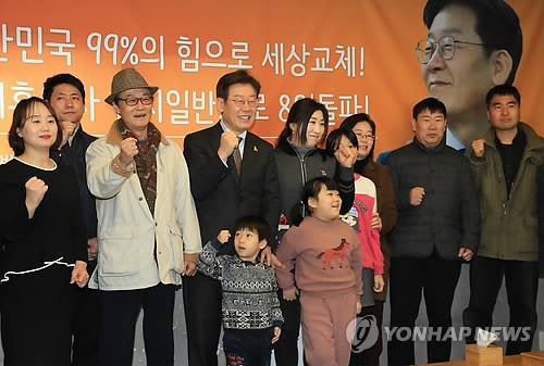 (서울=연합뉴스) 서명곤 기자 = 더불어민주당 대선주자인 이재명 성남시장이 21일 오전 서울 마포구 성미산 인근의 한 식당에서 열린  '흙수저', '무(無)수저'들로 구성된 후원회의 2차 공동후원회장단과의 오찬 간담회에서 구호를 외치고 있다.  2017.2.21      seephoto@yna.co.kr