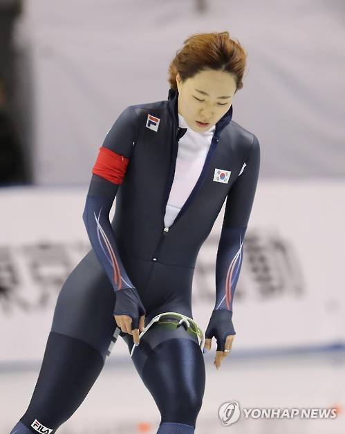 (오비히로<일본 홋카이도현=연합뉴스) 형민우 기자 = 21일 일본 홋카이도현 오비히로 오벌에서 열린 2017 삿포로 동계아시안게임 스피드스케이팅 여자 500m에 출전한 이상화가 피니쉬라인을 통과해 숨을 돌리고 있다. 이상화는 이날 맞수인 일본의 고다이라에게 0.31초 차이로 뒤져  2위를 차지했다. 2017.2.21      minu21@yna.co.kr