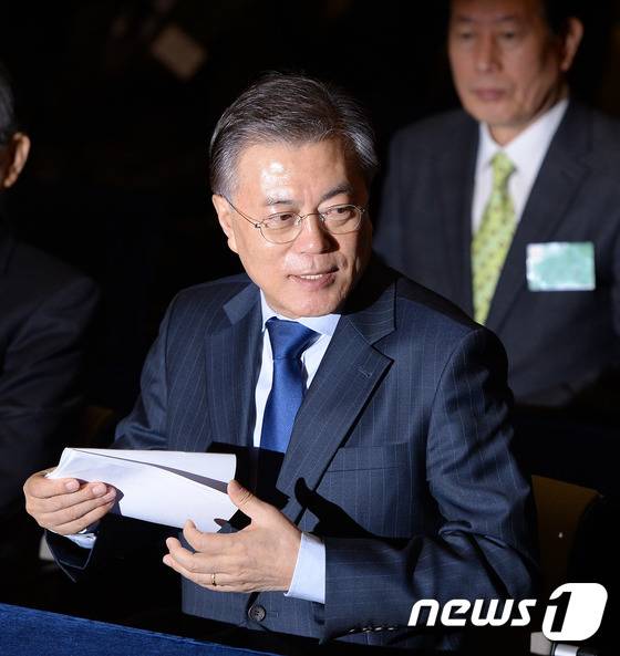 더불어민주당의 유력 대권주자인 문재인 전 대표가 22일 오전 서울 용산구 백범김구기념관 대회의실에서 열린 ‘더불어국방안보포럼’ 행사에 참석하고 있다. 2017.2.22/뉴스1 © News1 이동원 기자