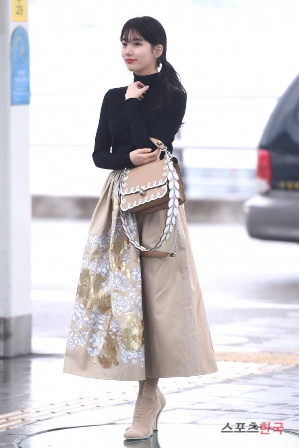 '펜디 17FW 패션위크' 참석차 인천국제공항을 통해 이탈리아 밀라노로 출국하고 있는 미쓰에이 수지. 사진=장동규 기자 jk31@hankooki.com