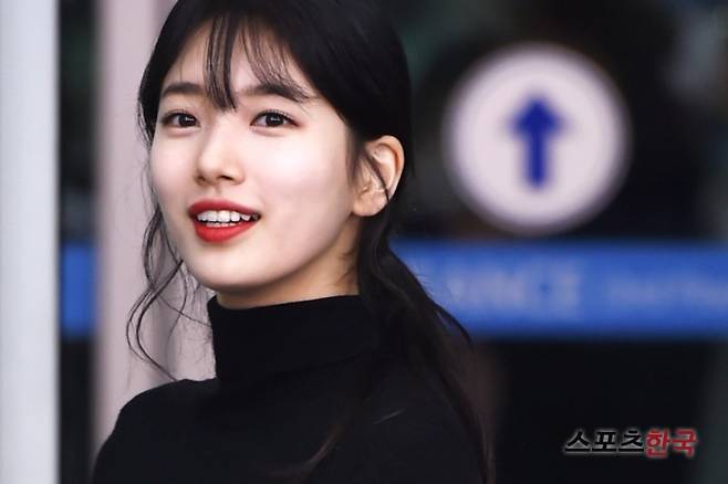 '펜디 17FW 패션위크' 참석차 인천국제공항을 통해 이탈리아 밀라노로 출국하고 있는 미쓰에이 수지. 사진=장동규 기자 jk31@hankooki.com