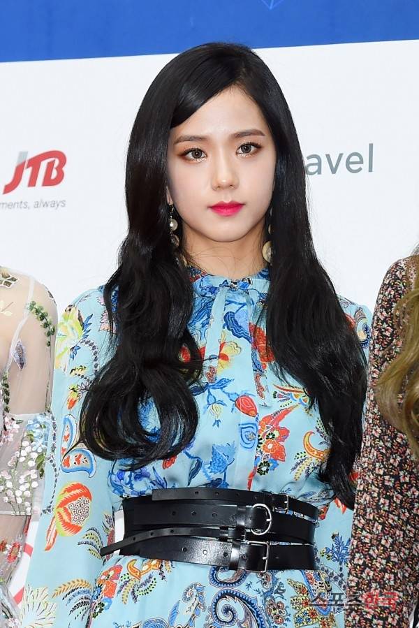 '2017 가온차트 K-POP 어워드' 포토월 행사에 참석하고 있는 블랙핑크 지수. 사진=이규연 기자 fit@hankooki.com