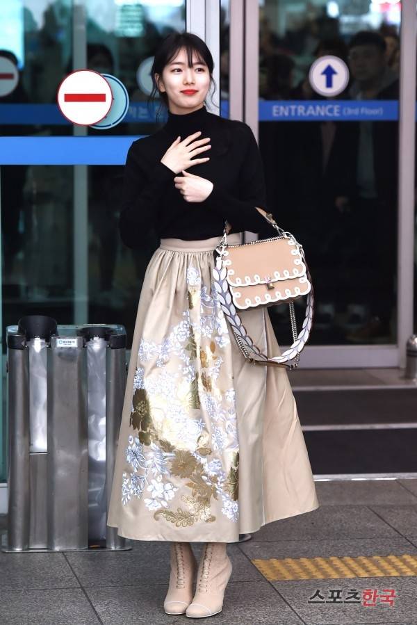 '펜디 17FW 패션위크' 참석차 인천국제공항을 통해 이탈리아 밀라노로 출국하고 있는 미쓰에이 수지. 사진=장동규 기자 jk31@hankooki.com