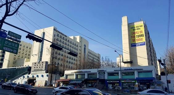 강남세브란스 사거리 앞. 강남세브란스병원과 도곡삼호아파트가 나란히 위치하고 있다./허지윤 기자