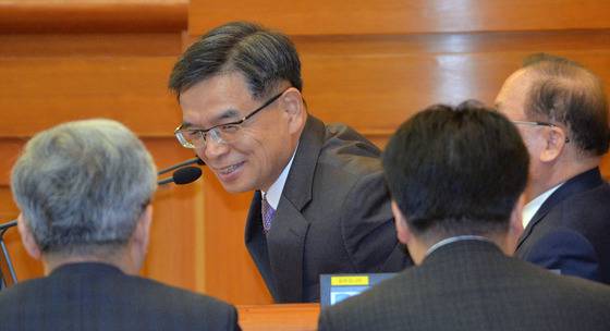 박근혜 대통령측 법률대리인단 이중환 변호사와 이동흡 전 헌법재판관이 14일 서울 종로구 재동 헌법재판소 대심판정에서 열린 박근혜 대통령 탄핵심판 제13차 공개변론 시작 전 웃으며 인사를 하고 있다./ 사진=뉴스1