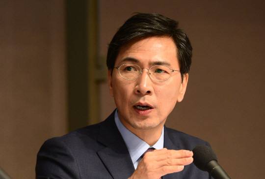 안희정 충남지사가 22일 오전 서울 중구 한국프레스센터에서 열린 관훈클럽 초청 토론회에 참석해 패널의 질문에 답하고 있다. 뉴시스