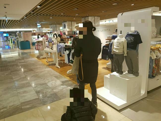 [사진설명=아동복 코너를 찾은 한 소비자가 상품을 구입하지 않고 매장을 빠져나가고 있다.]