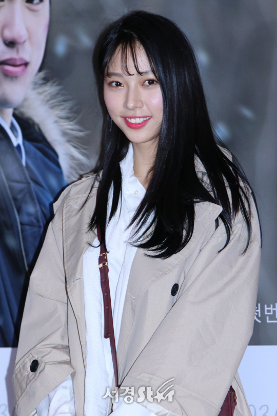 배우 류원이 23일 열린 영화 ‘눈발’ VIP 시사회에 참석해 포즈를 취하고 있다.