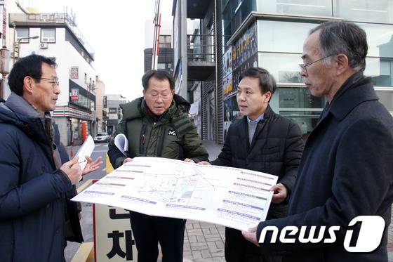 전북 전주를 파리나 로마와 같은 세계적인 도시로 만들겠다며 원도심 ‘아시아 문화심장터’ 프로젝트를 선언한 김승수 전주시장(오른쪽에서 두번째)이 24일 원도심을 찾아 전주시 관계자로부터 도시재생사업에 대한 설명을 듣고 있다.(전주시 제공)2017.2.24./뉴스1 © News1 김춘상 기자