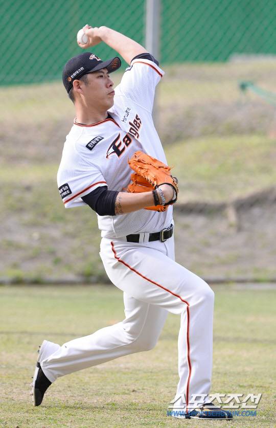5일 일본 오키나와 고친다구장에서 한화 이글스 선수단이 스프링캠프 훈련에 임했다. 캐치볼로 몸을 풀고 있는 권혁. 오키나와(일본)=송정헌 기자 songs@sportschosun.com/2017.02.05