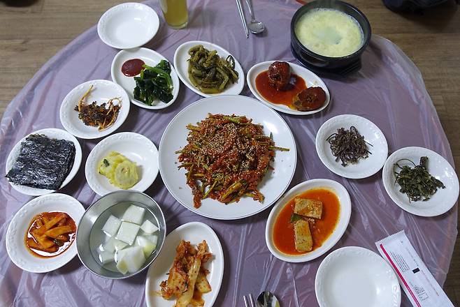 삼오식당의 우어회 2인분 한 상(3만원). 늘 12~13가지 반찬이 오른다.