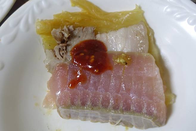 주인이 가르쳐준 대로 갖춘 삼합 한 쌈. 홍어·돼지고기·묵은지 한 점씩 놓고 초고추장·참기름장을 조금씩 얹었다. 사진을 보니 입에 다시 침이 고인다
