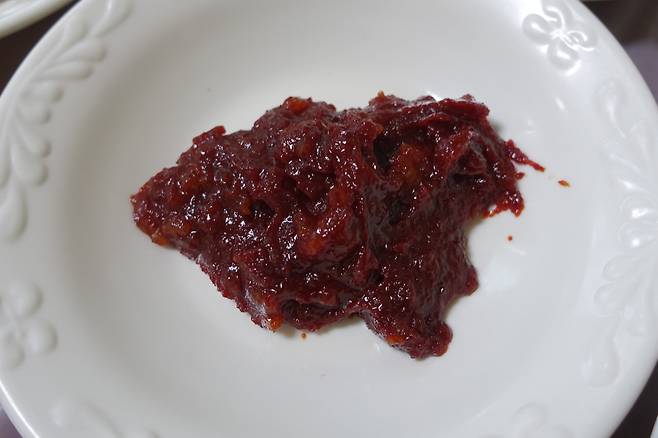 회무침 맛을 책임지는 찹쌀고추장. 흔히 하는 말처럼 윤기가 자르르하고 색이 곱다. 맛은 부드럽고 달곰하다.