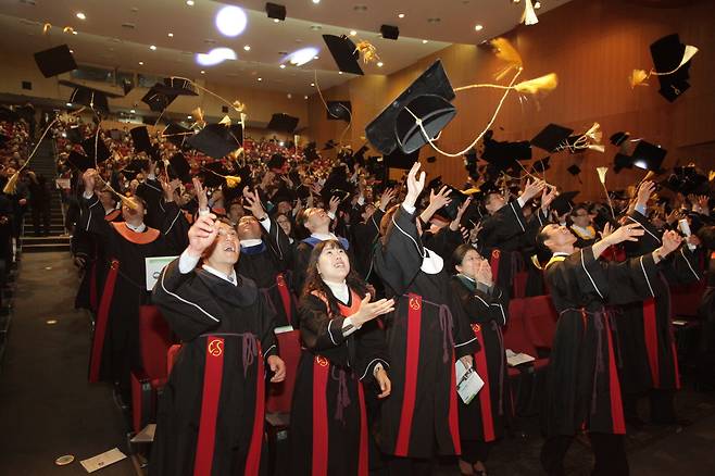 성균관대 학위 예복은 학교의 정체성을 강조하기 위해 조선 시대유생의 복식을 개량해 만들었다.[사진 해당 대학]