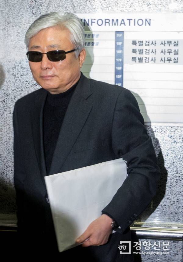 최순실씨의 이복오빠 최재석씨가 1월31일 오후 서울 강남구 대치동 특검 사무실에 참고인 조사를 받기 위해 출석하고 있다. 박민규 선임기자 parkyu@kyunghyang.com