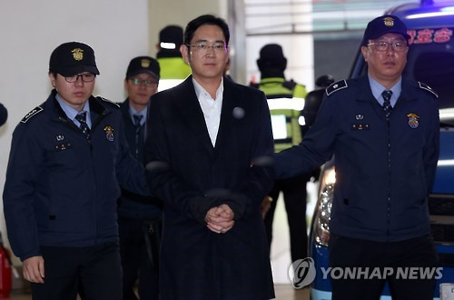 (서울=연합뉴스) 양지웅 기자 = 뇌물공여 등 혐의로 구속된 이재용 삼성전자 부회장이 26일 오전 조사를 받기 위해 서울 강남구 대치동 특검으로 들어서고 있다. 2017.2.26      yangdoo@yna.co.kr