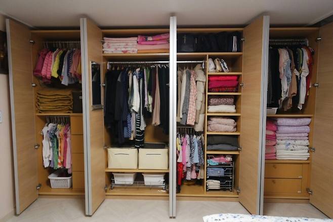 선반이 많으면 오히려 수납이 어려워진다. 가능한 옷은 걸고 선반엔 박스 등으로 정리한다. [사진 정희숙]