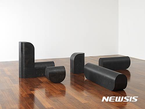 【서울=뉴시스】거단곡목가구 훈민정음 연작(황형신, 2016) 한글의 창제 원리 중 자음과 모음 형상의 기본이 되는 획과 점의 다양한 조합 가능성에 큰 인상을 받아 기존의 작업에 적용했다. 최소 단위의 자음과 모음에 획이 추가돼 소리와 의미가 변하듯 거단곡목법으로 제작한 단면은 연장되는 길이와 조합에 따라 스툴, 벤치, 의자 등 다양한 기능을 갖출 수 있다.