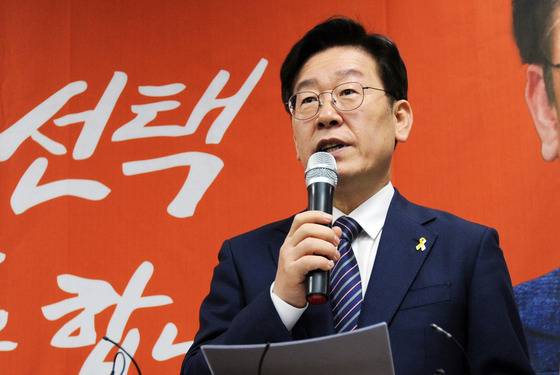 더불어민주당 대선 예비후보인 이재명 성남시장이 27일 광주시의회 브리핑룸에서 가진 기자회견에서 "특검 연장을 반대한 황교안 권한대행의 책임을 묻는 탄핵절차를 개시해야 한다"고 말하고 있다. /사진=뉴스1