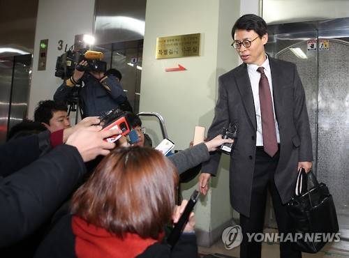 (서울=연합뉴스) 임헌정 기자 = 박영수 특별검사팀의 이규철 특검보가 특검 수사종료일인 28일 오전 서울 강남구 대치동 특검 사무실로 출근하며 취재진의 질문에 답하고 있다. 2017.2.28 kane@yna.co.kr