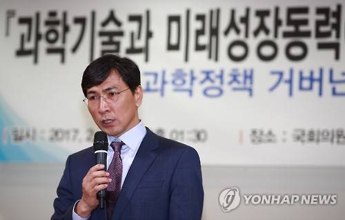(서울=연합뉴스) 홍해인 기자 = 안희정 충남지사가 28일 오후 서울 여의도 국회 의원회관에서 열린 국회 과학기술정책연구모임 토론회에서 축사를 하고 있다. 2017.2.28      hihong@yna.co.kr
