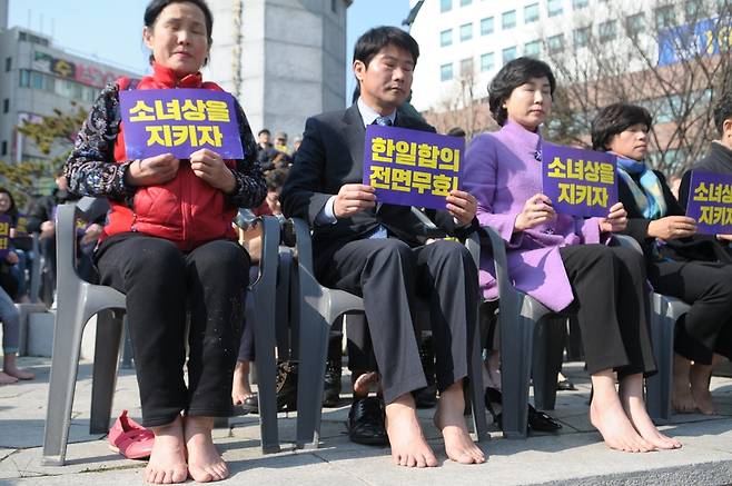 1일 부산 동구 초량동 일본총영사관 근처의 정발장군 동상 앞에서 열린 3·1 평화대회에서 시민들이 일본 정부와 외교부 등에 부산 소녀상을 지키는 의지를 보여주는 맨발 침묵시위를 하고 있다.