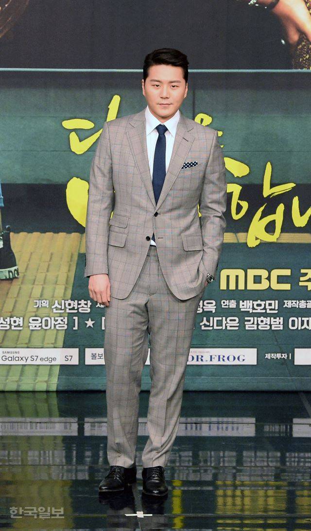 배우 조셩현이  28일 오후 서울 마포구 상암 MBC 골든 마우스홀에서  MBC 주말드라마 '당신은 너무합니다' 제작발표회 포토타임에 포즈를 취하고 있다. 김종진 인턴기자