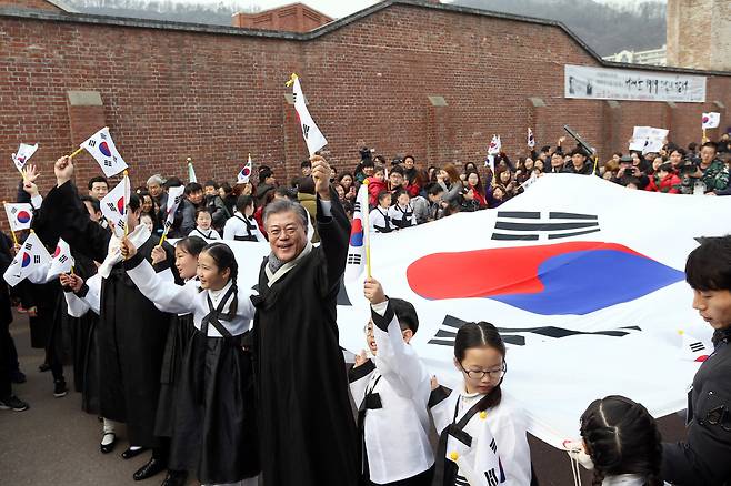 문재인 더불어민주당 대선 예비후보가 1일 오전 서울 서대문구 서대문형무소역사관 앞에서 열린 제98주년 3.1절 기념행사 ‘1919 그날의 함성’에서 시민들과 독립문을 향해 행진하고 있다. 2017.3.1