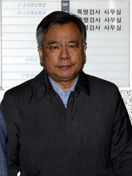 지난달 28일로 특별검사팀 공식 활동을 마친 박영수 특별검사가 1일 서울 강남구 대치동 특검 사무실로 출근하고 있다. 연합뉴스