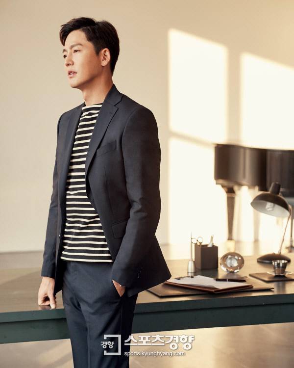 배우 이정진 정장 화보. 사진 다니엘 에스떼 옴므