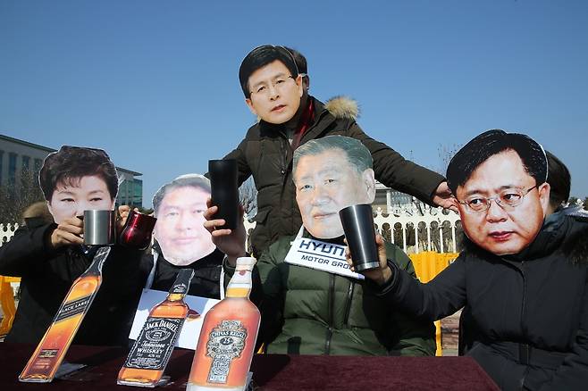 노동당 당원들이 2일 오전 국회 앞에서 “박영수 특별검사팀의 수사 기간 연장을 거부한 황교안 대통령 권한대행의 탄핵안을 발의하라”는 내용의 기자회견을 마친 뒤 ‘황 권한대행은 박근혜·최순실 게이트의 공범’이라는 행위극을 하고 있다. 강봉규 선임기자 bong9@hani.co.kr