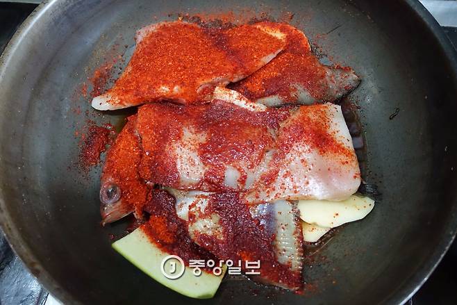 생선찜을 조리하기 위해 앉힌 모습.