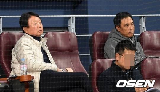 대만-경찰청전을 지켜보고 있는 선동렬(좌), 송진우 코치.