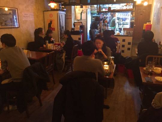 매장 안이 참 아담하다. 약 12개 정도의 테이블이 열맞춰 나란히 있고 대부분 2인석이다. 4인석 자리가 많지 않아서 그런지 연인 고객이 대부분이다. 오너쉐프의 제대로 된 프랑스 가정식을 샹송과 함께 맛보는 이곳이야 말로 프랑스와 프랑스의 맛을 그리워하는 사람들에게 최고의 장소다.