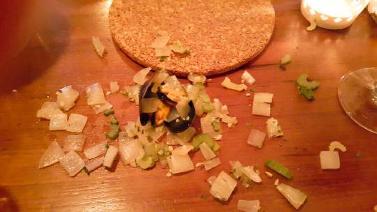 밖에서 대기한 시간만큼 요리를 애타게 기다렸건만 홍합찜이 나오자마자 점원의 실수로 접시가 엎어졌다. 우리는 동시에 나라를 잃은 것마냥 통탄했다. 그렇게 10분을 더 기다렸다. 인증샷을 찍기위해 앞서 나온 요리도 먹지 못하고 있었기 때문에 송곳처럼 예민해졌다.