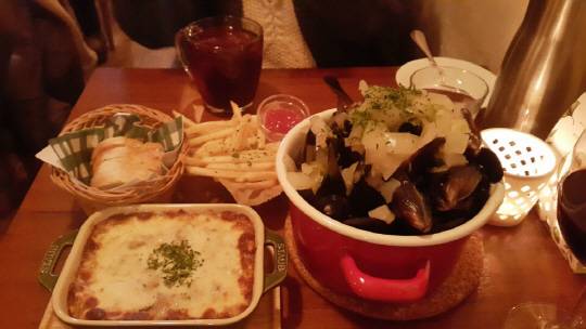 인간은 단순한 동물이라고 했던가. 주문한 요리가 다 나오니 눈녹듯 풀어졌다. 프랑스 가정식을 한국에서 먹어보다니!(아직 프랑스를 가보지 않았지만 이 나라를 더욱 사랑하게 될 것 같다) 적당히 어둑한 조명 아래에 마침 영화 인셉션 OST로 더욱 유명해진 Non, je ne regrette rien까지 흘러나오니 음식과 분위기에 취하는 기분.