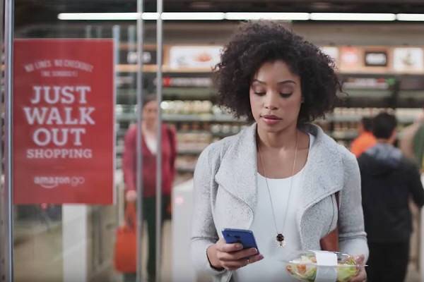 아마존이 선보인 무인점포 `아마존고`. 매장에 입장할 때 앱을 켜고 필요한 물건들을 장바구니에 담은 다음, 매장을 나올 때 앱으로 결제하는 시스템이다. (출처: www.amazon.com)