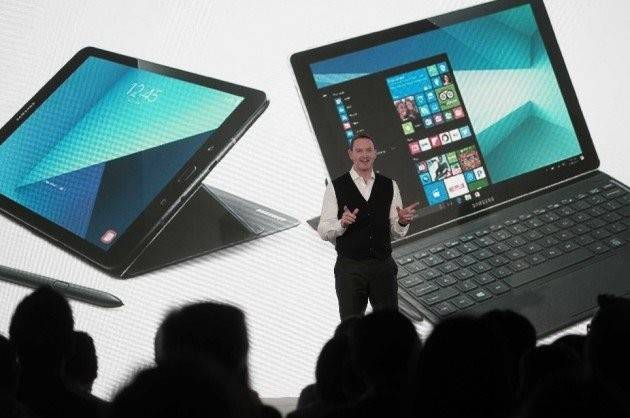 데이비드 로우스 삼성전자 유럽법인 전무는 26일(현지시간) 삼성프레스 컨퍼런스에서  '갤럭시 탭S3', '갤럭시 북'을 소개했다 / 제공 삼성전자