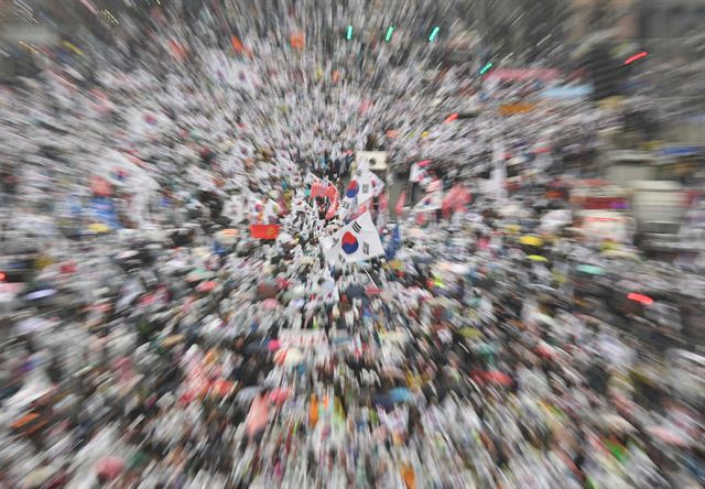 98주년 3.1절인 1일 서울 광화문에서 '대통령 탄핵 기각을 위한 국민총궐기 운동본부'가 주최한 탄핵 반대 집회가 열리고 있다. 사진공동취재단