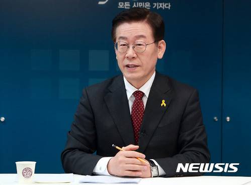 【서울=뉴시스】국회사진기자단 = 더불어민주당 대선경선 예비후보자 토론회가 6일 오전 서울 마포구 상암동 '오마이TV' 스튜디오에서 이재명 성남시장, 문재인 전 대표, 안희정 충남도지사, 최성 고양시장이 참석한 가운데 장윤선&nbsp;오마이TV 국장의 진행으로 열렸다.   이재명 성남시장이 발언하고 있다. 2017.03.06.     photo@newsis.com