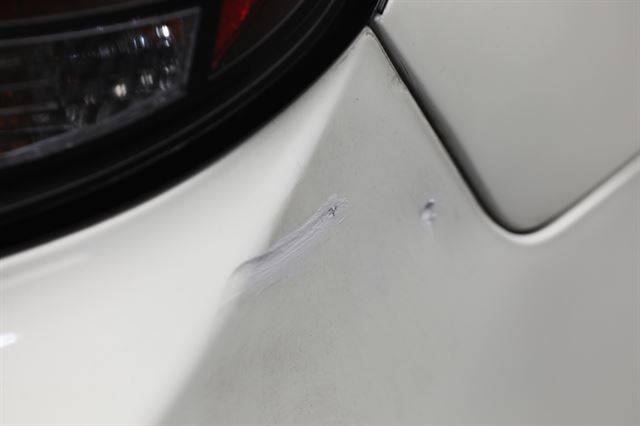 흠집난 부분을 가려보려는 노력의 흔적들