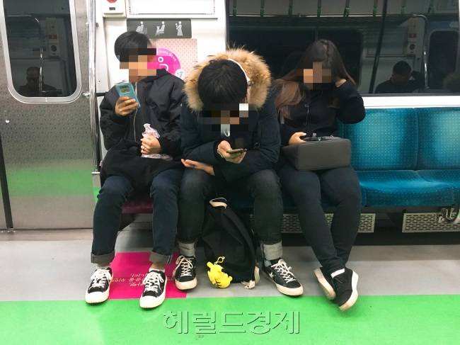 지난 2015년 서울시가 지하철의 임산부 배려석이 눈에 쉽게 띄도록 좌석을 분홍색으로 바꿨지만 여전히 많은 임산부들이 혜택을 누리지 못한다는 지적이 나온다. 남성 승객들이 지하철 임산부 배려석에 앉아 있는 모습. 이현정 기자/rene@heraldcorp.com