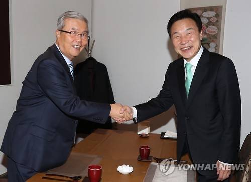 지난 7일 서울 중구 한 음식점에서 만나 악수를 나누고 있는 김종인(왼쪽) 더불어민주당 전 비대위 대표와 손학규 민주당 전 대표 [연합뉴스 자료사진]