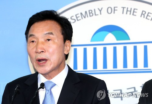 (서울=연합뉴스) 배재만 기자 = 국민의당 대선 주자인 손학규 전 민주당 대표가 7일 오전 국회 정론관에서 '평민만세' 대선 공약 시리즈 첫 번째로 공정만세(공공부문 개혁으로 정의로운 사회 이루어 국민이 만족한 세상)공약으로 공무원과 공기업 인력을 줄이고 5대 공적 연금을 하나로 통합하는 내용을 골자로 하는 공공부문 개혁 공약을 발표하고 있다. 2017.3.7      scoop@yna.co.kr