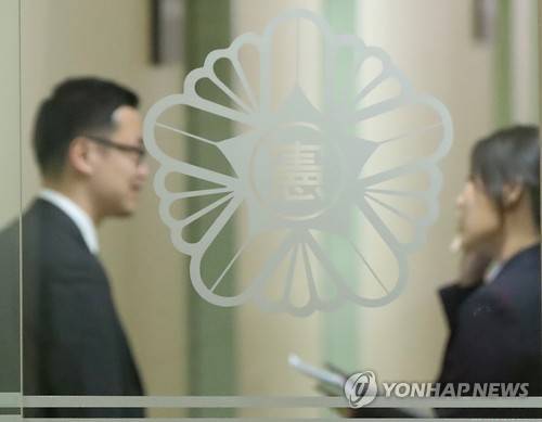 (서울=연합뉴스) 김도훈 기자 = 박근혜 대통령의 탄핵심판 선고일을 정하는 헌법재판소 평의가 예정된 7일 오후 서울 종로구 헌법재판소에서 직원들이 이야기를 하고 있다. superdoo82@yna.co.kr