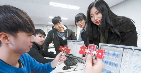 전자공학과는 실습수업이 많다. 조교가 학부생들의 실습을 돕는 경우가 많다. 한양대 융합전자공학부 학생들이 이유나 조교(오른쪽 둘째)의 지도를 받으면서 ‘디지털 신호처리’ 실습을 하고 있다.