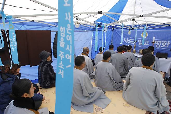 고고도미사일방어(THAADㆍ사드) 체계 발사대 2기와 일부 장비가 지난 6일 오후 C-17 항공기 수송기편으로 경기도 오산 미군공군기지에 도착했다. 7일 사드가 들어설 경북 성주군 롯데스카이힐 성주CC(성주골프장)과 인접한 소성리 마을회관 앞에서 원불교 신도들이 기도를 올리고 있다. 성주=프리랜서 공정식